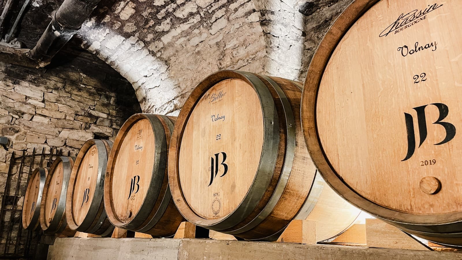 Barricas en la bodega