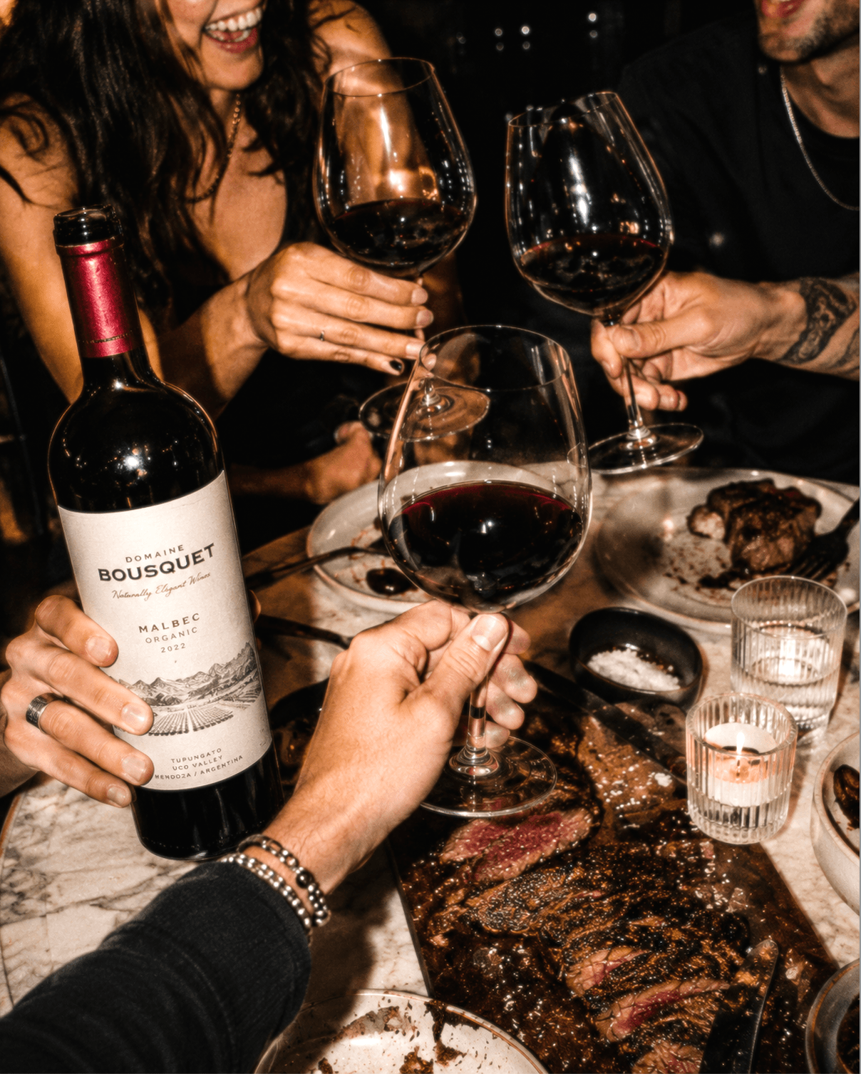 Brindis con Malbec argentino y asado a la luz del día