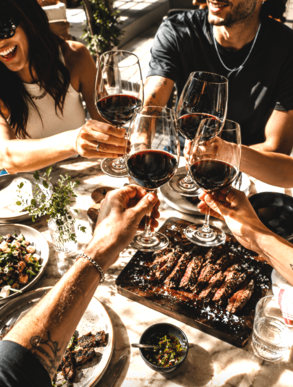 Brindis con Malbec argentino, de noche