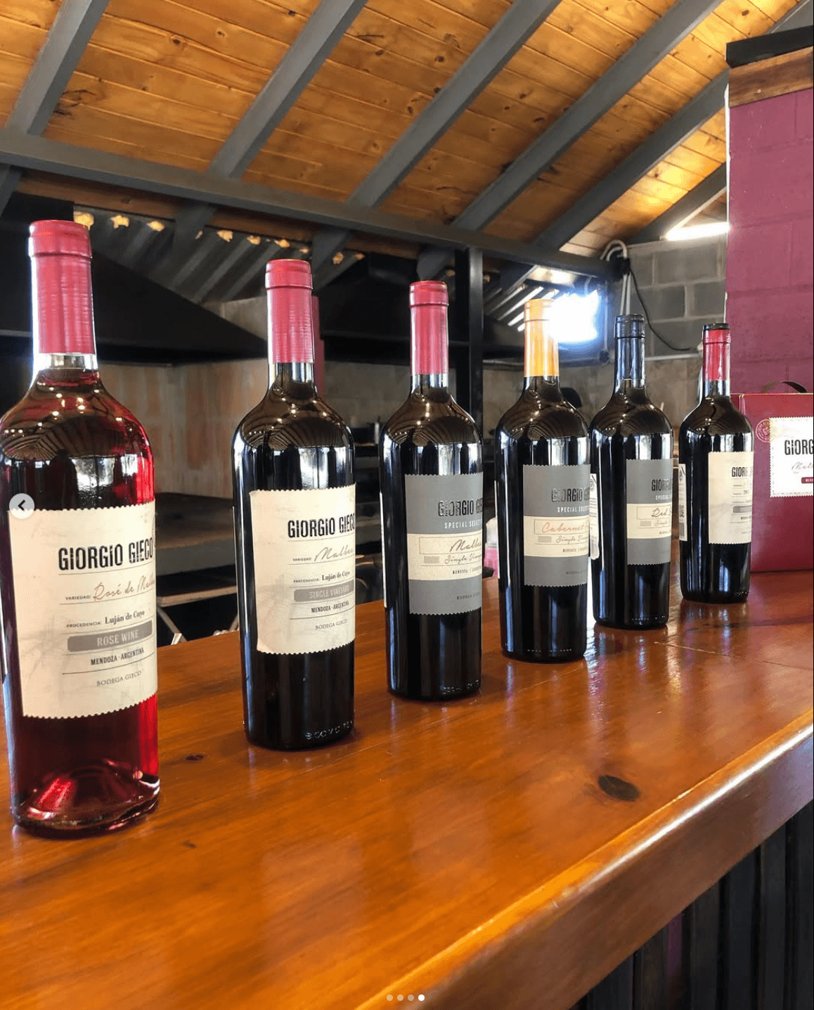 Botellas argentinas sobre barra de madera