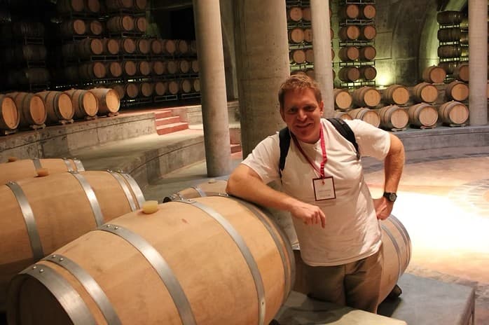 Martín Cabado entre barricas, en una bodega argentina